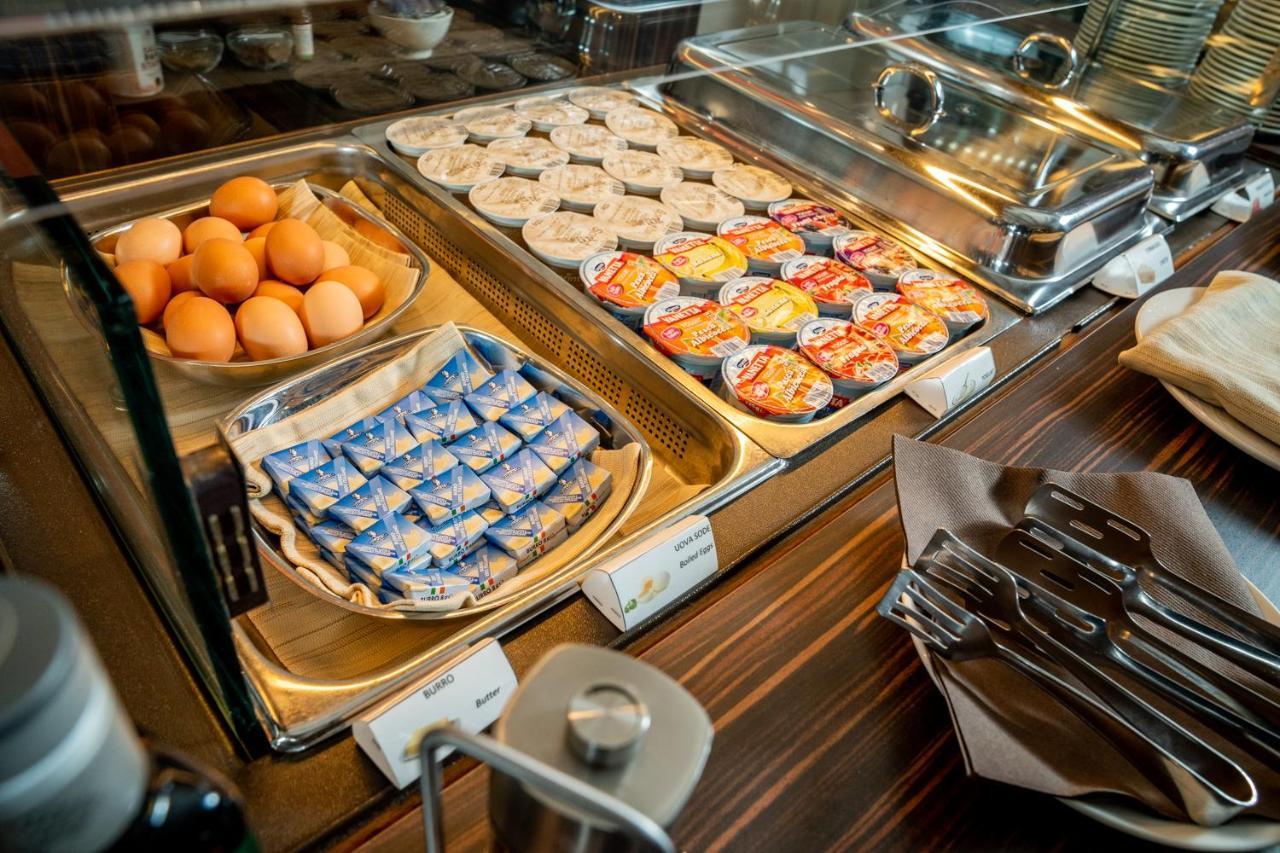 Hotel Pineta بوستو أرسيزيو المظهر الخارجي الصورة